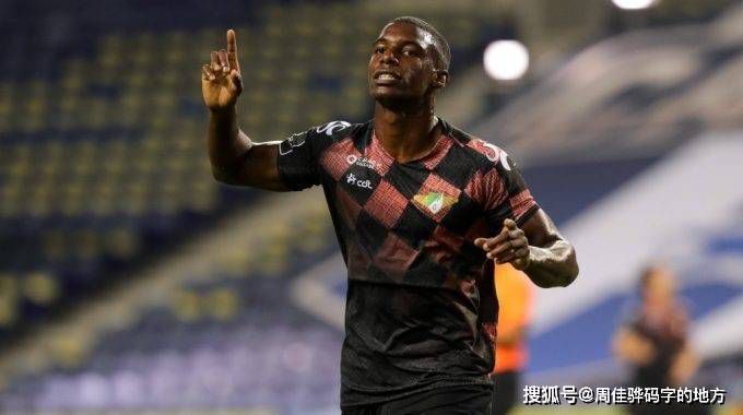 主演新剧《肯尼迪》聚焦著名政治家族 2 堪比时装周!